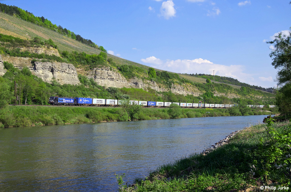 193 852-1 mit Kisten am 24.04.2014 bei Himmelstadt.
