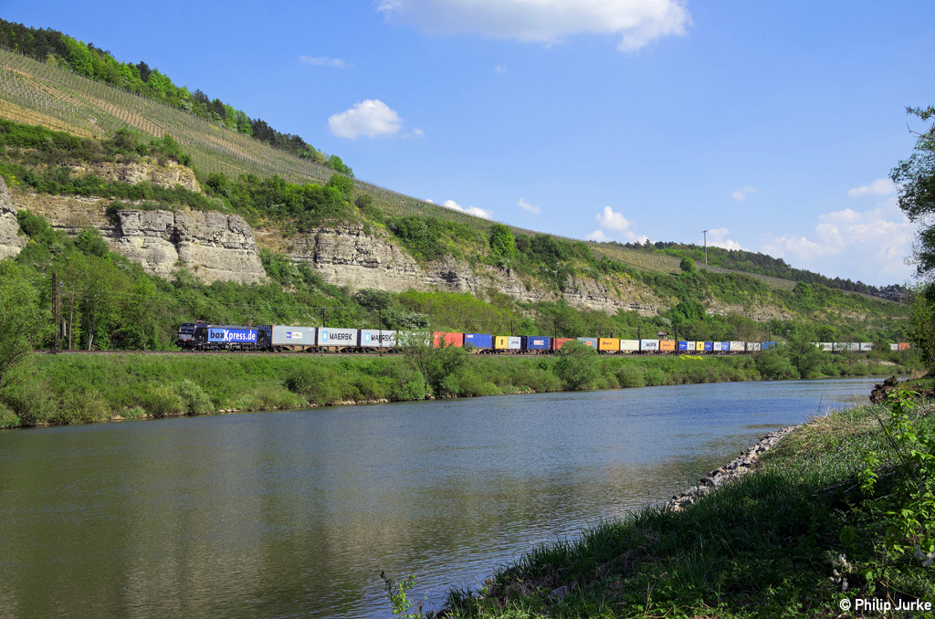 193 853-9 mit Kisten am 24.04.2014 bei Himmelstadt.
