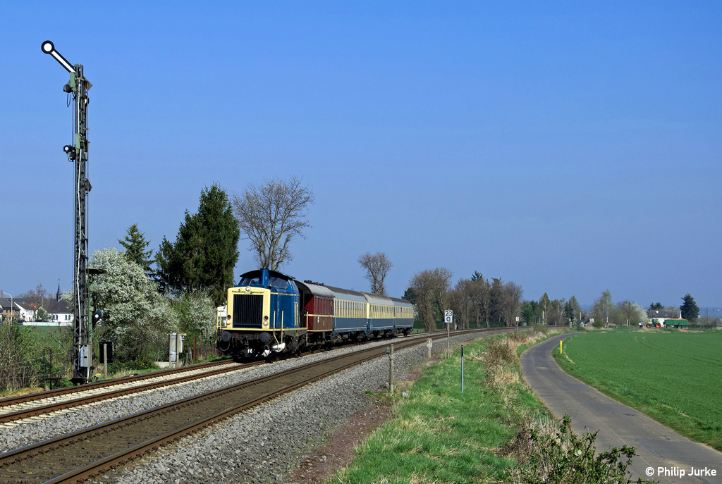 212 039-2 mit einem Sonderzug von Köln nach Satzvey am 29.03.2014 bei Derkum.
