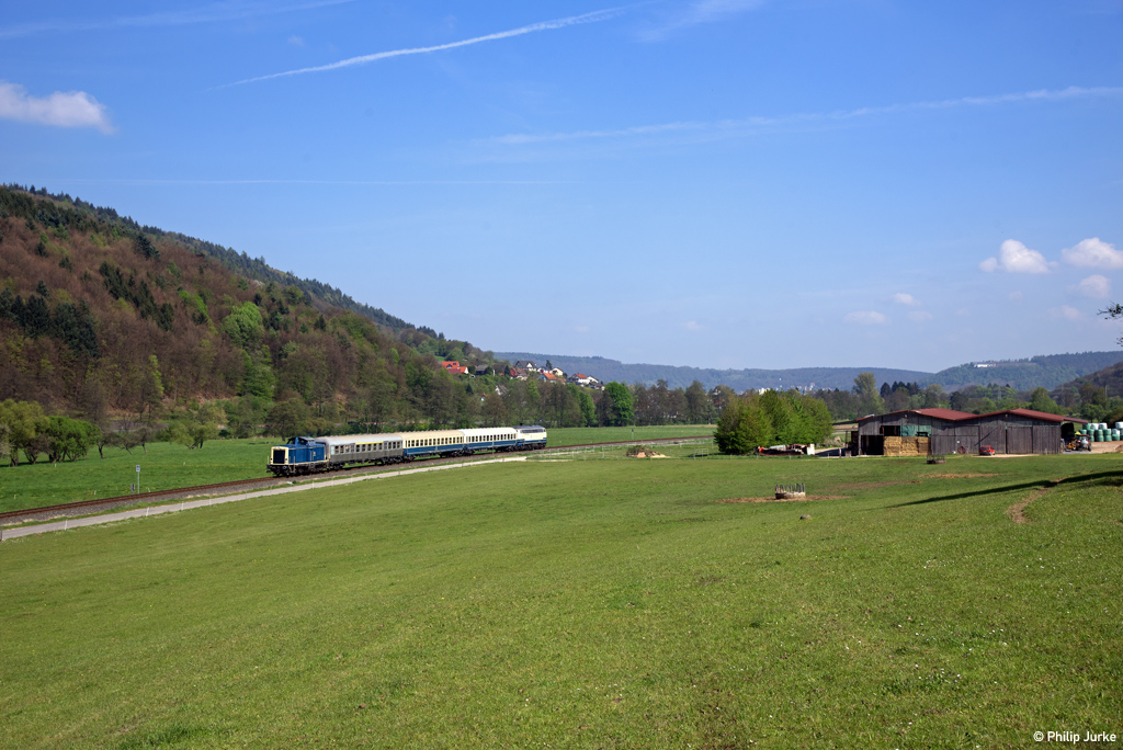 212 372-7 und 218 460-4 mit dem RE 23470 (Wertheim - Amorbach) am 30.04.2017 zwischen Breitendiel und Weilbach.
