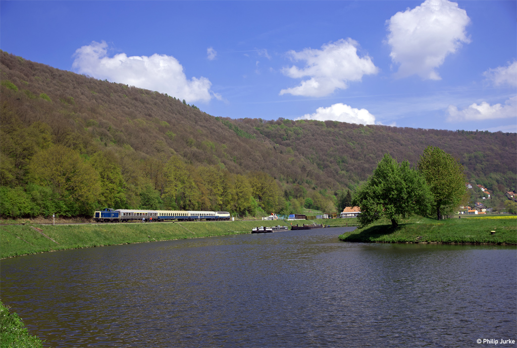 212 372-7 und 218 460-4 mit dem RE 23472 (Wertheim - Amorbach) am 30.04.2017 zwischen Hasloch und Faulbach.
