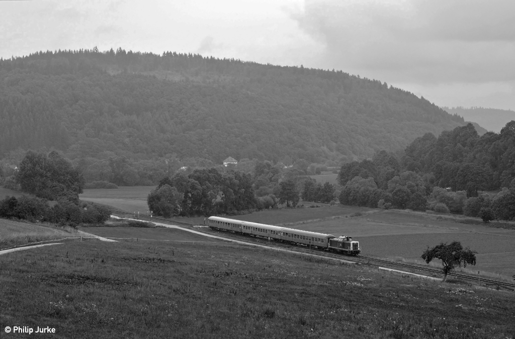 212 376-8 mit dem DPE 75943 (Korbach - Marburg(Lahn)) am 13.09.2015 bei Ederbringhausen.

