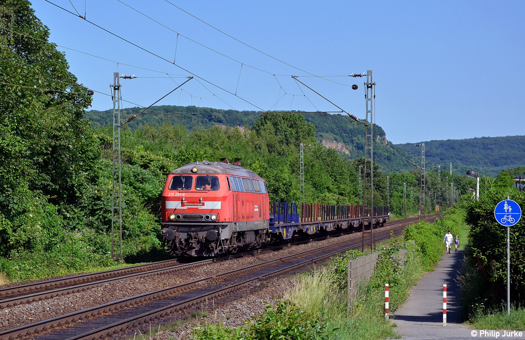 218 261-6 mit einem Güterzug am 14.06.2015 zwischen Bonn-Oberkassel und Bonn-Beuel.
