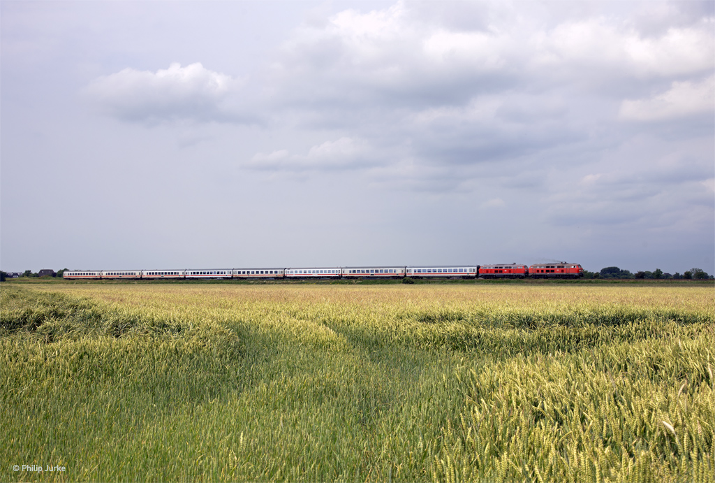 218 315-0 und 218 839-9 mit dem IC 2073 (Westerland(Sylt) - Dresden Hbf) am 07.07.2017 bei Klanxbüll.
