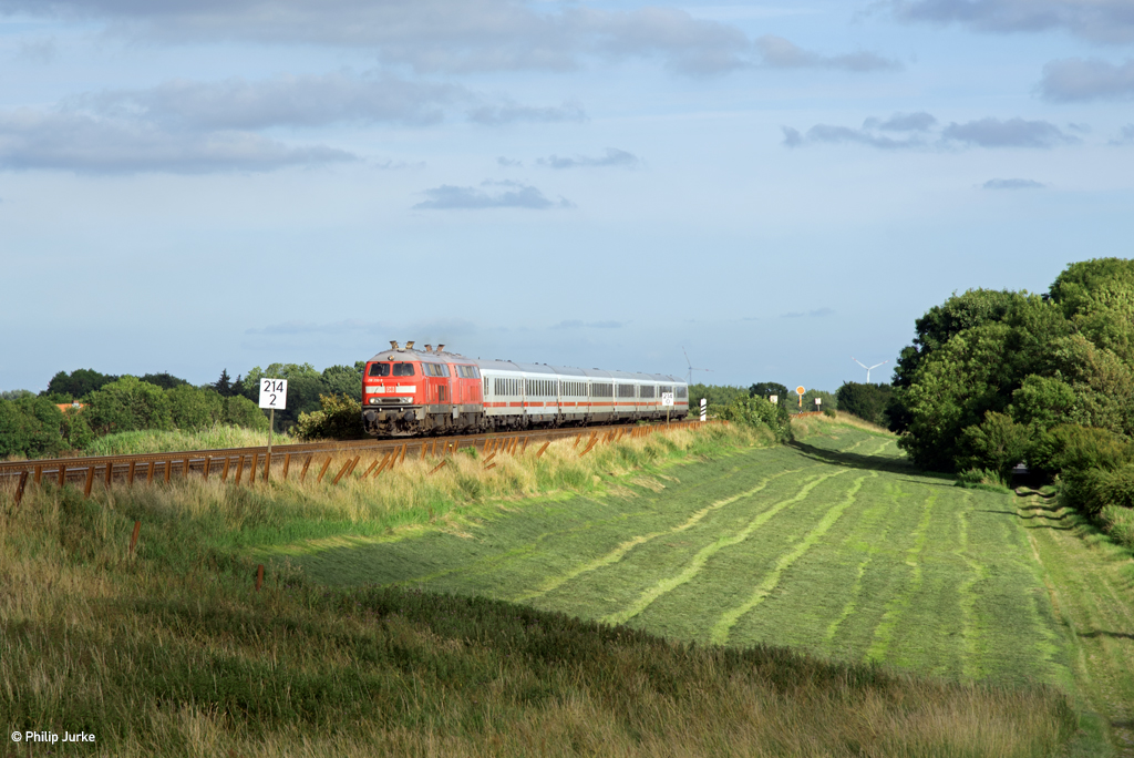 218 330-9 und 218 833-2 mit dem IC 2374 (Karlsruhe Hbf - Westerland(Sylt)) am 05.07.2017 bei Klanxbüll.

