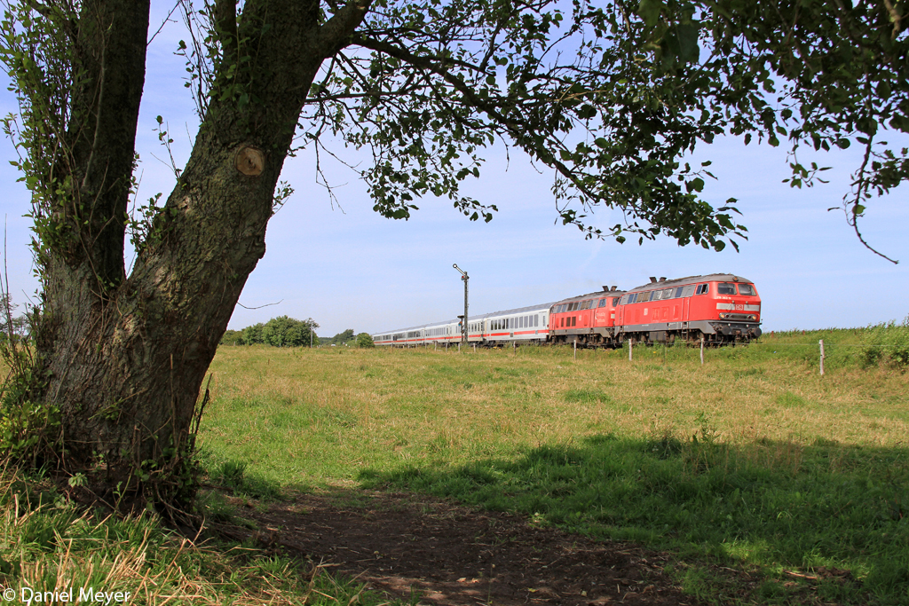 218 363-0 und 218 362-2 mit dem IC 2315 Westerland (Sylt)-Frankfurt (Main) am 22.07.2013 in Risum-Lindholm