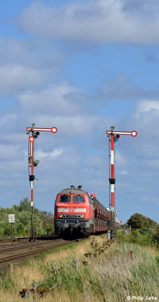 218 371-3 mit dem AS 1444 (Niebüll - Westerland(Sylt) am 26.07.2015 in Keitum.
