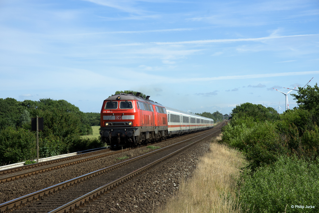 218 380-4 und 218 379-6 mit dem IC 2310 (Frankfurt(Main)Hbf - Westerland(Sylt)) am 05.07.2017 in Klanxbüll am ehemaligen BÜ Dreieckskoog.

Video: https://www.youtube.com/watch?v=O2opwCY8bWs
