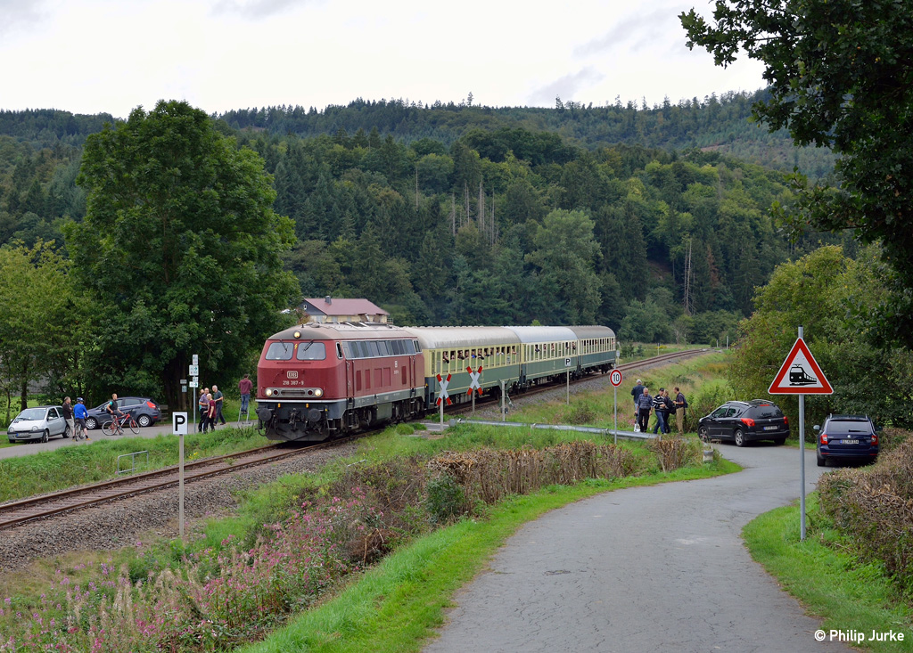 218 387-9 mit dem DPE 79387 (Korbach - Marburg(Lahn)) am 13.09.2015 zwischen Herzhausen und Schmittlotheim.
