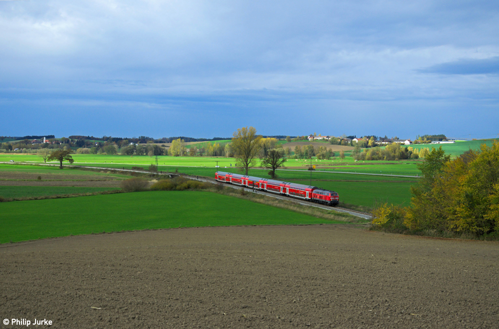 218 400-0 mit der RB 27039 von M�nchen nach M�hldorf am 27.10.2013 bei Rattenkirchen.
