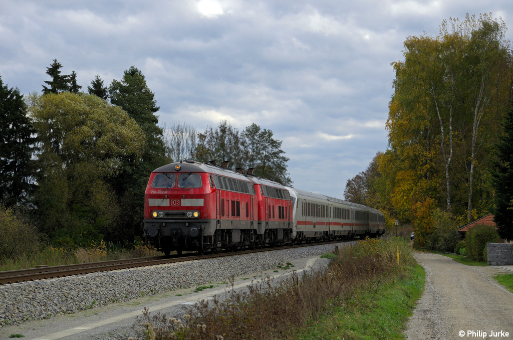 218 402-6, 218 426-5 und 101 024-8 (am Zugschluss) mit dem EC 218 von Graz nach Frankfurt am 27.10.2013 bei Weidenbach.
