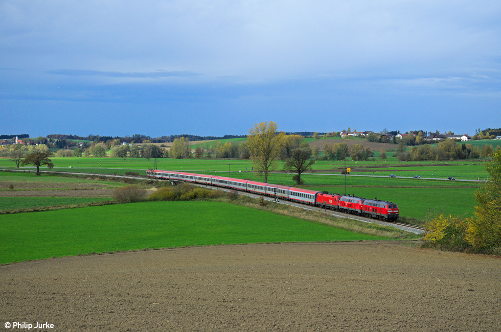 218 403-4, 218 440-6 und 1116 050-6 mit dem EC 113 von Frankfurt nach Klagenfurt am 27.10.2013 bei Rattenkirchen.
