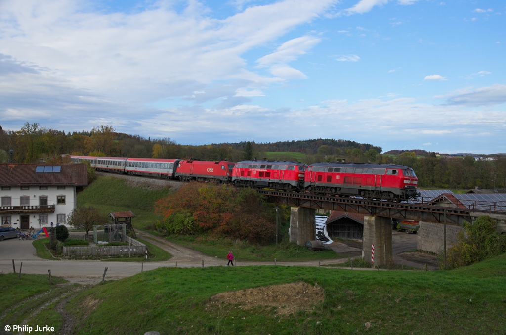 218 403-4, 218 440-6 und 1116 050-6 mit dem EC 113 von Frankfurt nach Klagenfurt am 27.10.2013 bei Salling.
