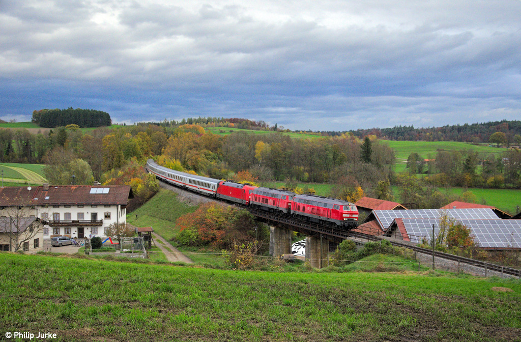 218 426-5, 218 402-6 und 101 053-7 mit dem EC 115 von M�nster nach Klagenfurt am 27.10.2013 bei Salling.