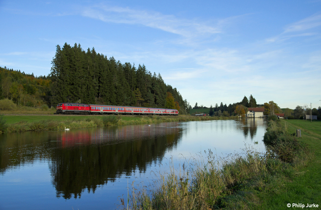 218 457-0 mit dem RE 57590 von M�nchen Hbf nach Kempten(Allg�u)Hbf am 19.10.2013 bei Ruderatshofen.

Das Video von der Vorbeifahrt gibt´s hier: http://www.youtube.com/watch?v=UsffNSDo7VU&feature=c4-overview&list=UUp3H9B2nD2A3SWsox60NLPA