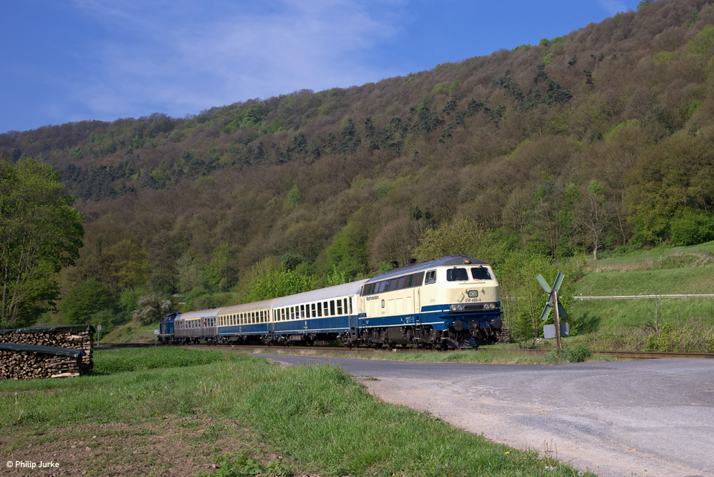 218 460-4 und 212 372-7 mit dem RE 23471 (Miltenberg - Wertheim) am 30.04.2017 zwischen Faulbach und Hasloch.
