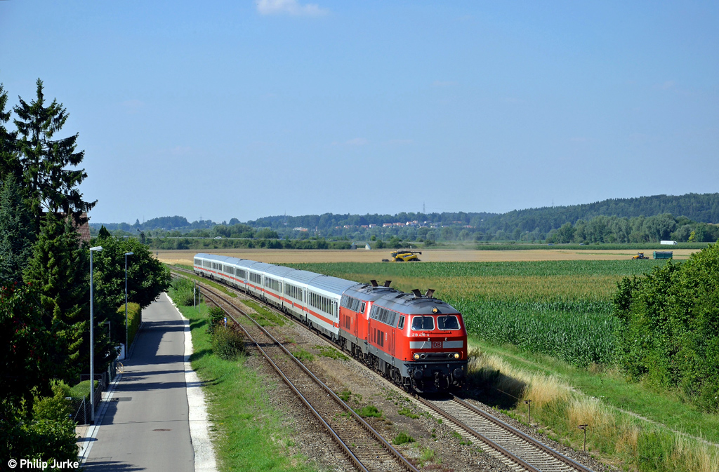 218 476-0 und 218 494-3 mit dem RE 2013 (Magdeburg Hbf - Oberstdorf) am 18.07.2014 bei Vöhringen.
