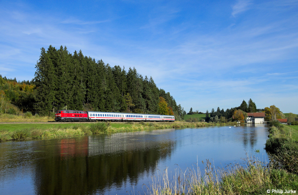 218 476-0 mit dem IC 2085 von Augsburg Hbf nach Oberstdorf am 19.10.2013 bei Ruderatshofen.