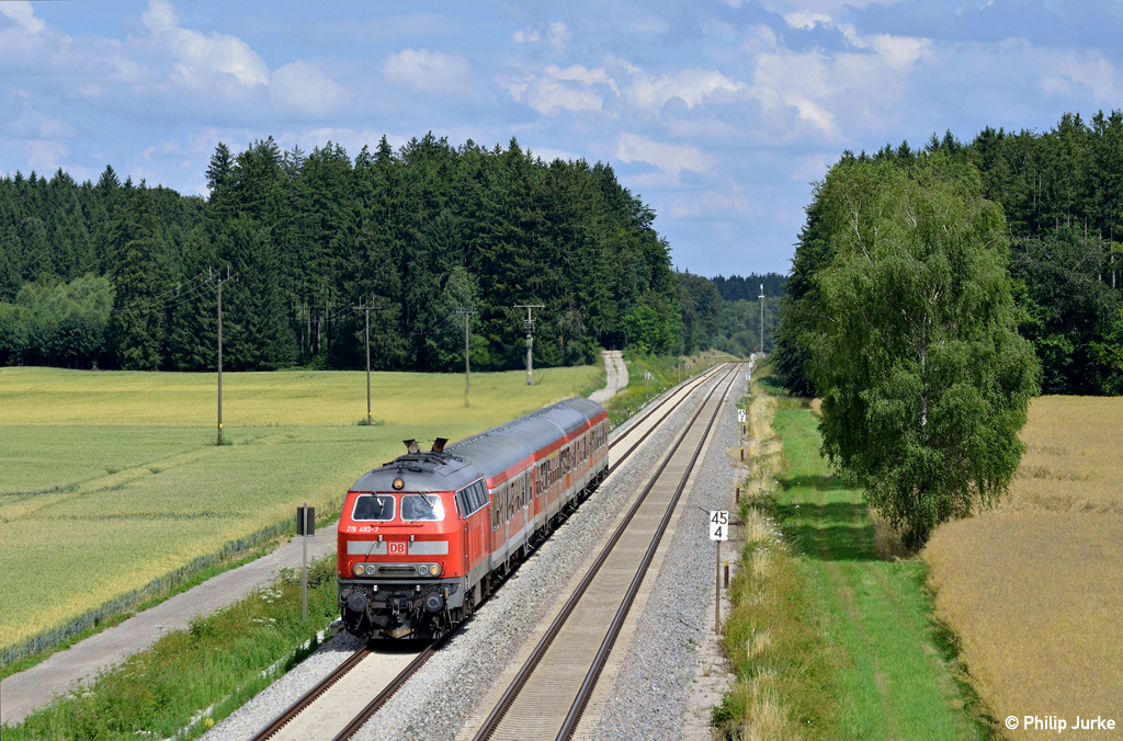 218 492-7 mit dem RE 57412 (München Hbf - Buchloe) am 15.07.2014 bei Weil.
