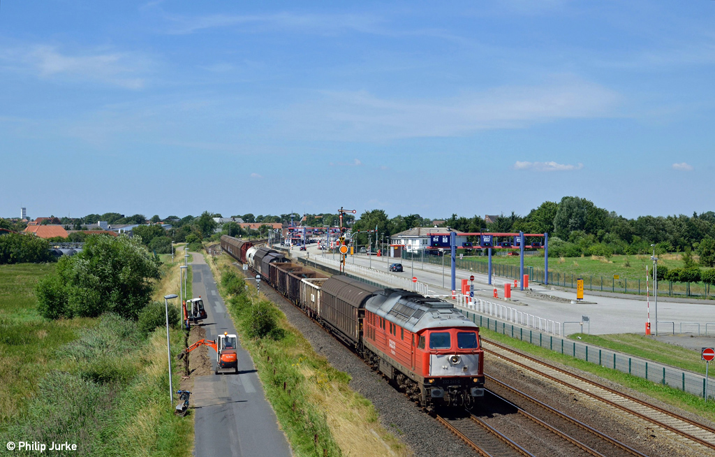 232 241-0 mit dem EZ47409 (Fredericia - Maschen Rbf) am 23.07.2014 bei Niebüll.
