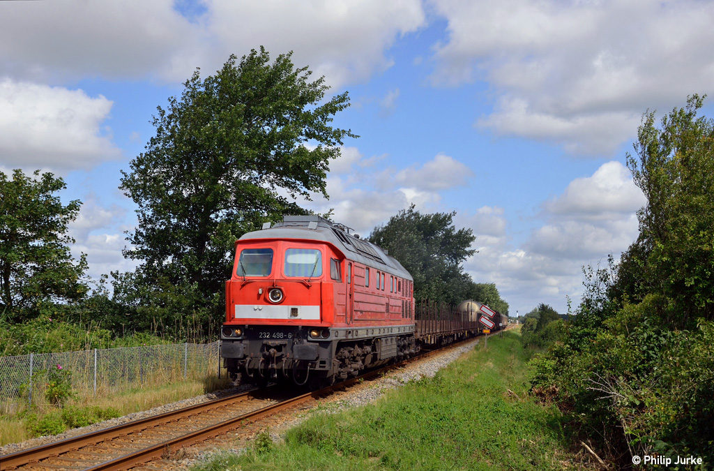 232 498-6 mit dem mit dem EZ 47405 (Fredericia - Maschen Rbf) am 23.07.2015 zwischen Tønder und Süderlügum.
