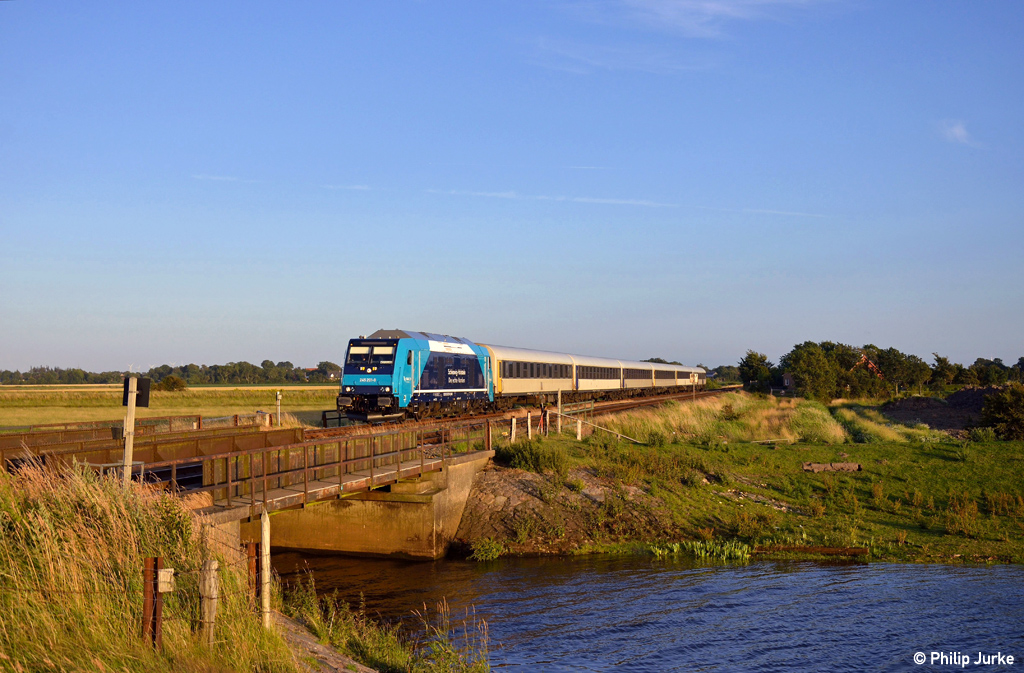 245 201-3 mit der NOB 81726 (Hamburg-Altona - Westerland) am 21.07.2015 bei Stedesand.
