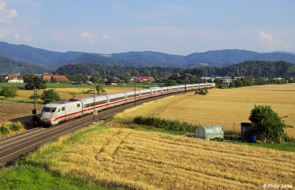 401 018-7 als ICE 1172 von Z�rich nach Hamburg-Altona am 20.07.2013 bei Kollmarsreute.
