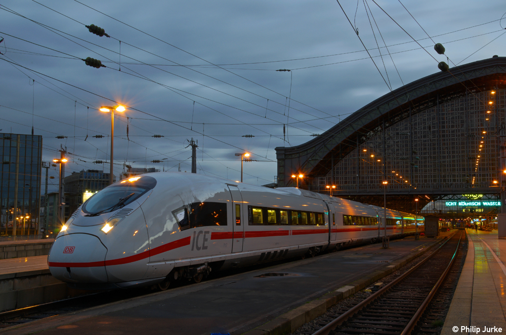 407 017-3 als ICE 816 (Frankfurt - Köln) am 22.12.2013 im Kölner Hbf.

Das Video: http://www.youtube.com/watch?v=XUjX_CK-_uQ&list=UUp3H9B2nD2A3SWsox60NLPA