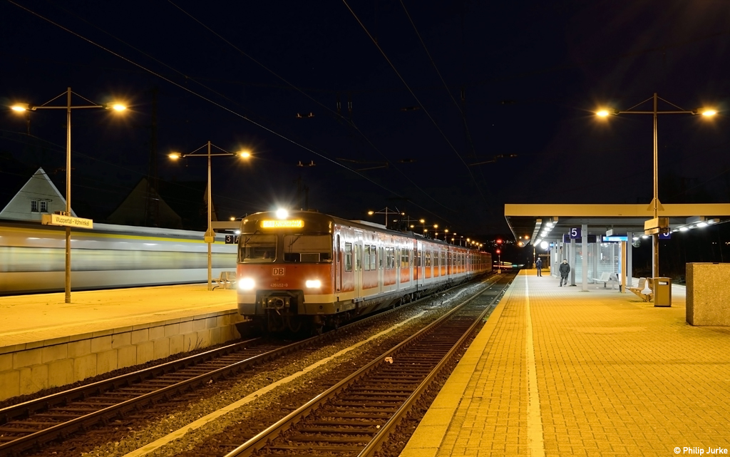420 402-0 und 420 442-6 als S 68 (Wuppertal-Vohwinkel - Langenfeld(Rhld.)) am 02.12.2015 in Wuppertal-Vohwinkel.
