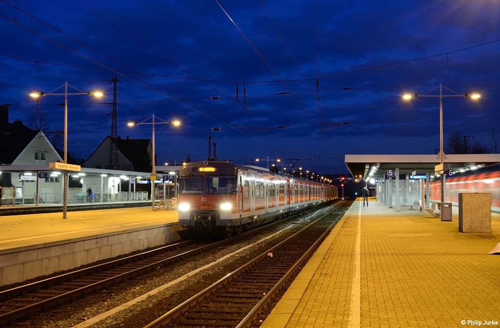 420 457-4 und 420 486-3 als S 68 (Wuppertal-Vohwinkel - Langenfeld(Rhld.)) am 02.12.2015 in Wuppertal-Vohwinkel.
