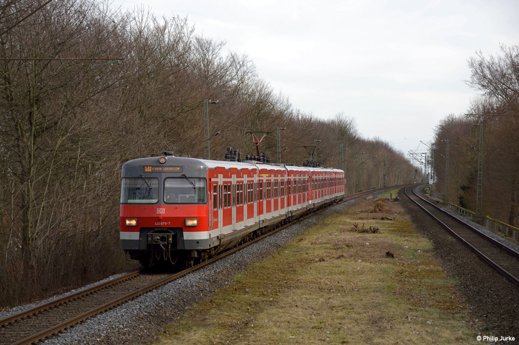 420 479-8 und 420 433-5 als S1 (Dortmund Hbf - Essen-Steele Ost) am 04.03.2017 bei Dortmund-Kley.

