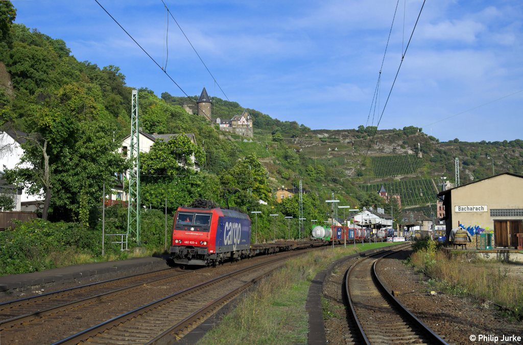482 025-4 mit dem DGS 40221 von Rotterdam Waalhaven nach Gallarate am 03.10.2013 in Bacharach.
