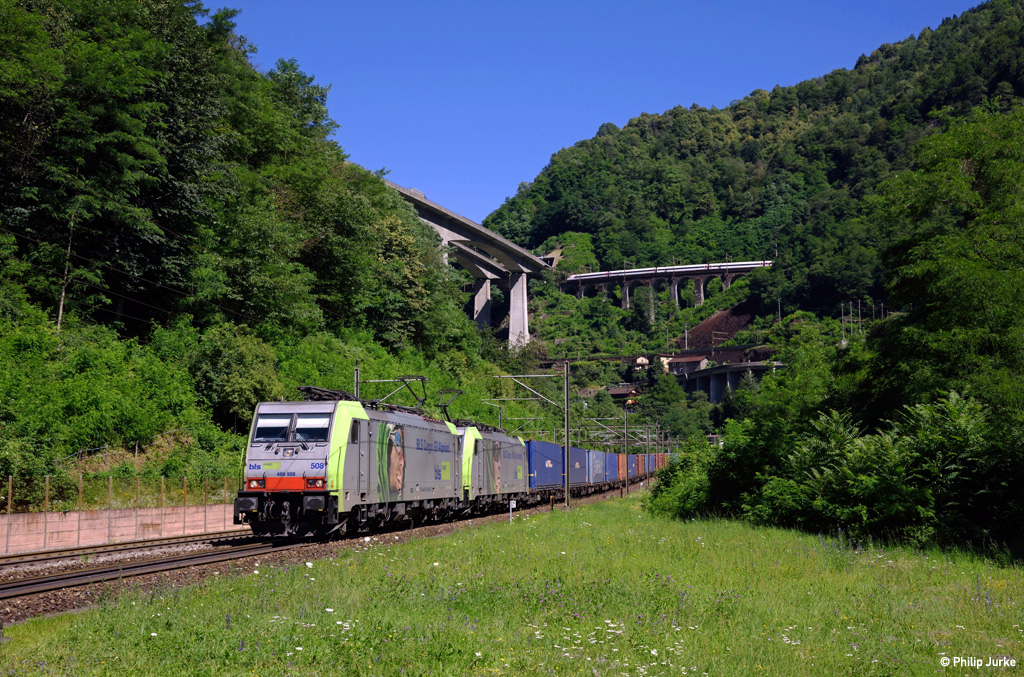 486 508-5 und 486 506-9 mit einem KV-Zug am 19.07.2016 bei Giornico.
