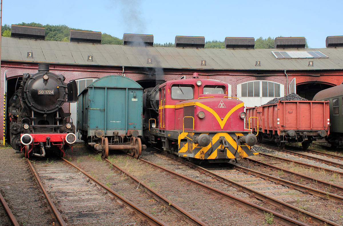 50 1724 mit der R42C aus dem Hause Jung (Bj.1960), dahinter dampft 52 8134 vor sich hin f�r die am n�chsten tag stattfindende Sonderfahrt, aufgenommen beim Lokschuppenfest in Siegen am 17.08.2013