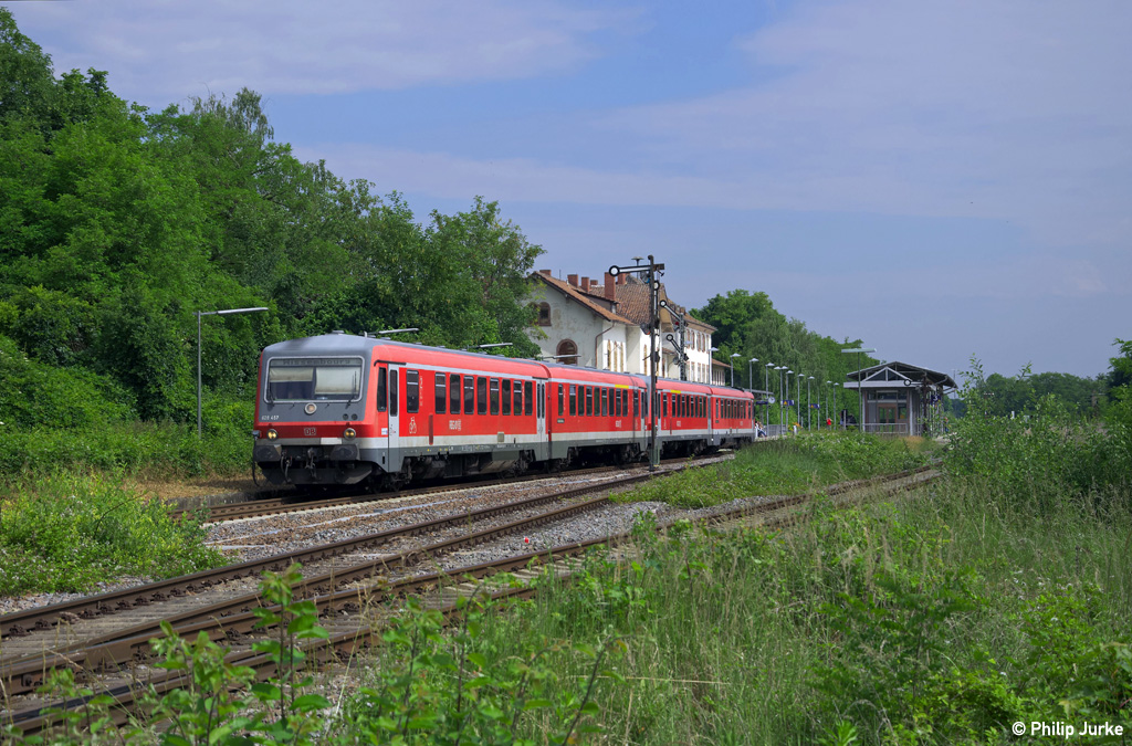 628 457-3 und 928 458-8 als RE 18847 (Mainz Hbf - Wissembourg) am 01.06.2014 bei Winden(Pfalz).
