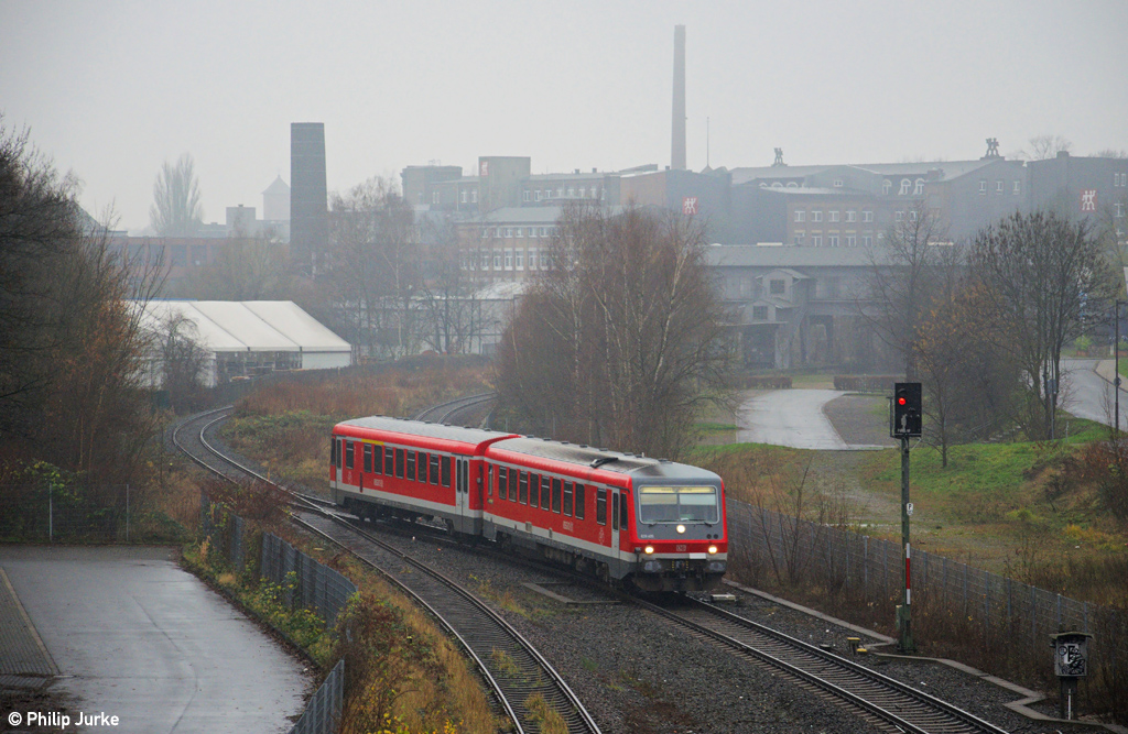 628 495-3 als RB 69828 von Solingen Hbf kommend am 14.12.2013 bei der Einfahrt in den Endbahnhof Solingen-Mitte.
