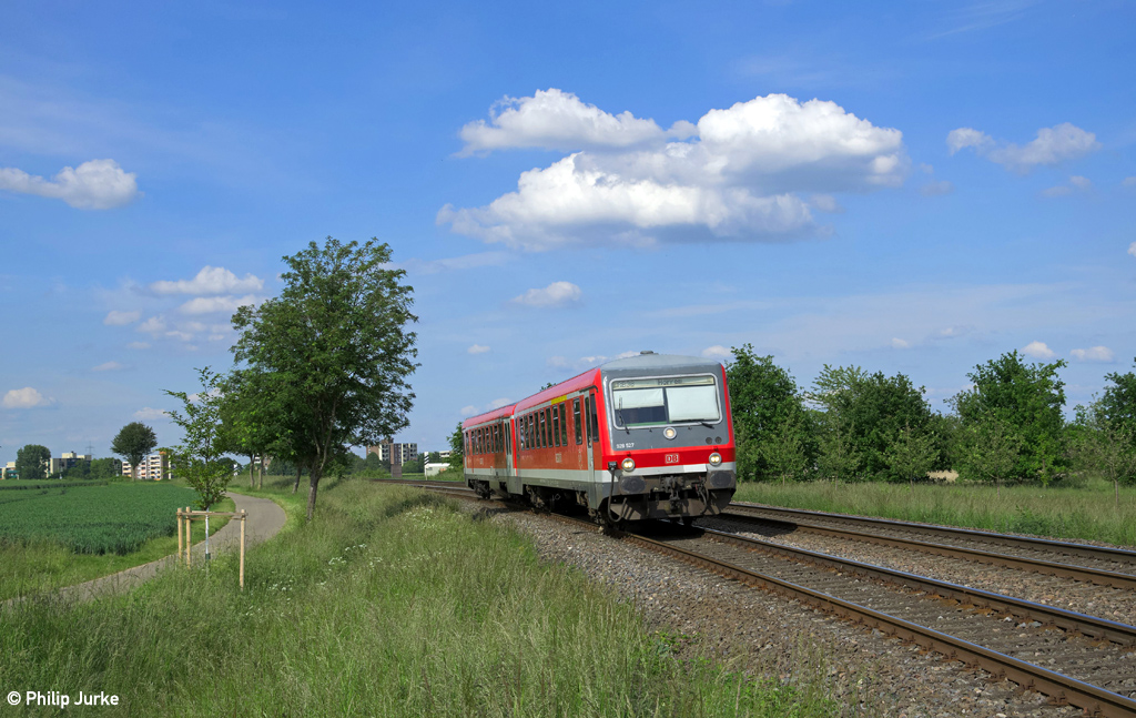 628 527 / 928 527 als RB 11171 (Neuss Hbf - Horrem) am 25.05.2014 bei Holzheim.
