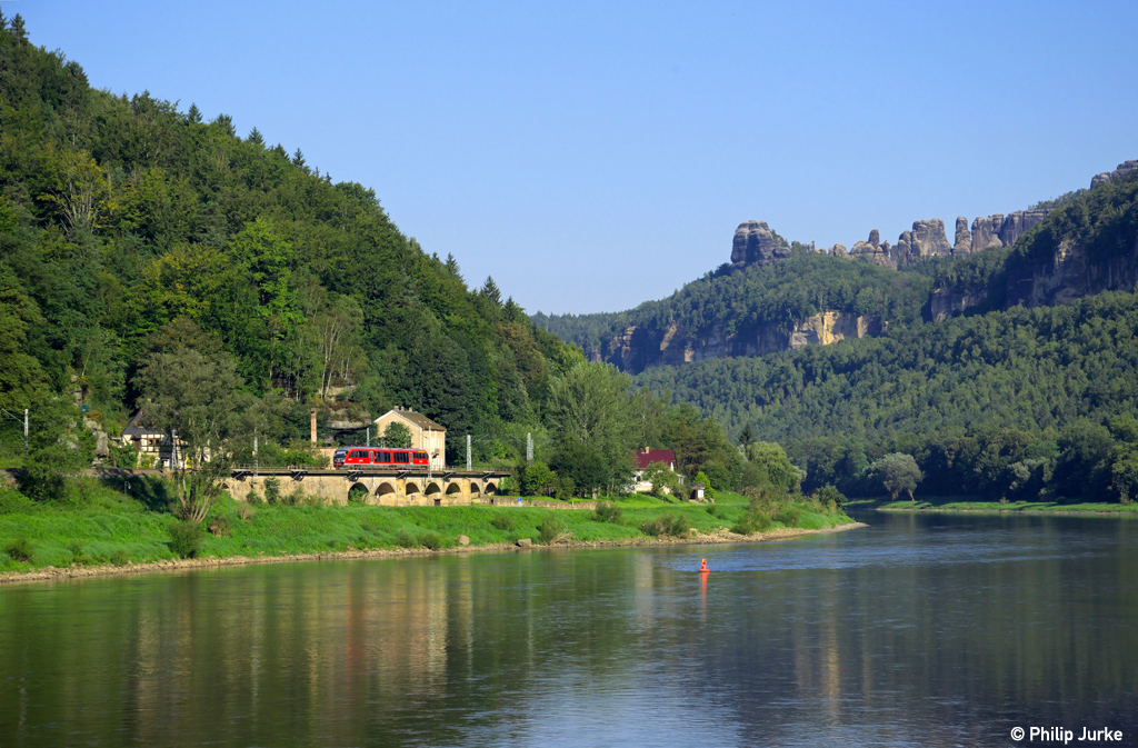 642 032-6 als RB 5263 von Bad Schandau nach Decin am 17.08.2013 bei Schmilka-Hirschm�hle.
