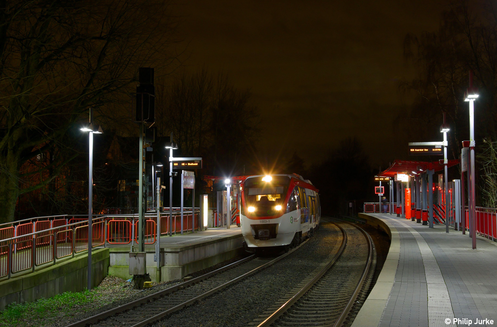 643 230-5  VT 1003  + 643 237-0  VT 1010  als S28 (Kaarster See - Mettmann Stadtwald) am 07.01.2014 in Mettmann-Zentrum.
