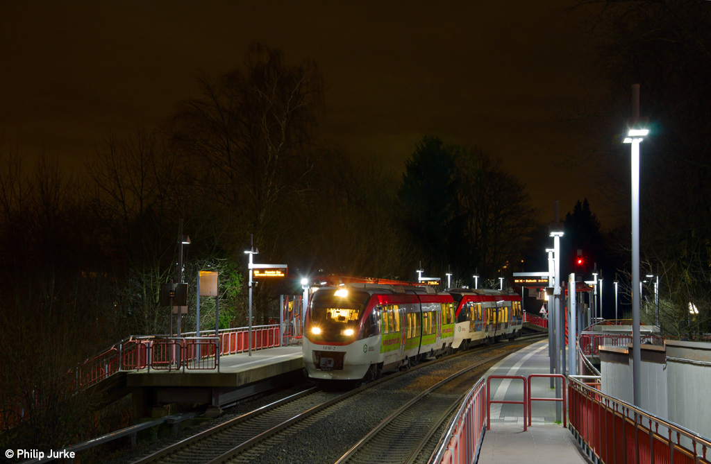 643 237-0  VT 1010  + 643 230-5  VT 1003  als S28 (Mettmann Stadtwald - Kaarster See) am 07.01.2014 in Mettmann-Zentrum.

