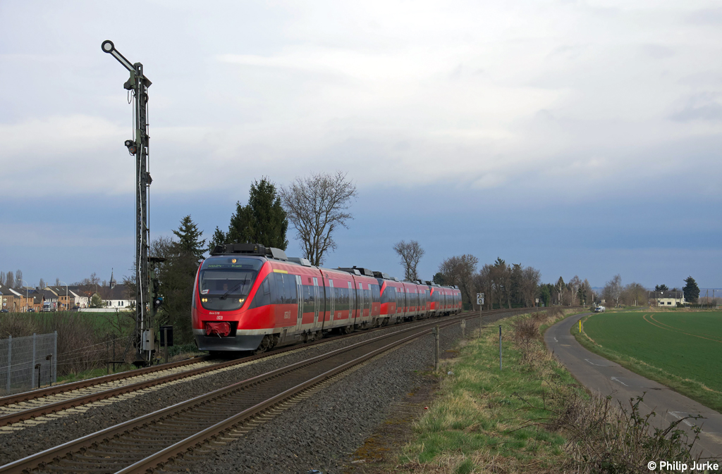 644 018-3 + 644 035-7 + 644 044-9 als RB 12357 (Köln Messe/Deutz - Kall) am 03.03.2014 bei Derkum.

