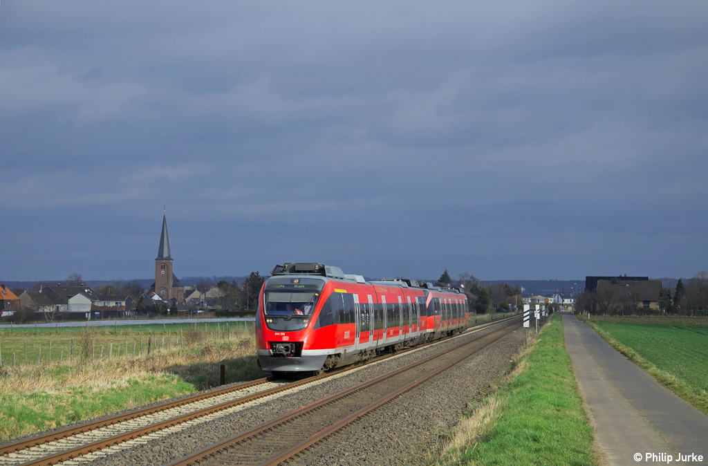644 056-3 + 644024-1 als RB 12359 (Köln Messe/Deutz - Kall) am 03.03.2014 bei Weilerswist.
