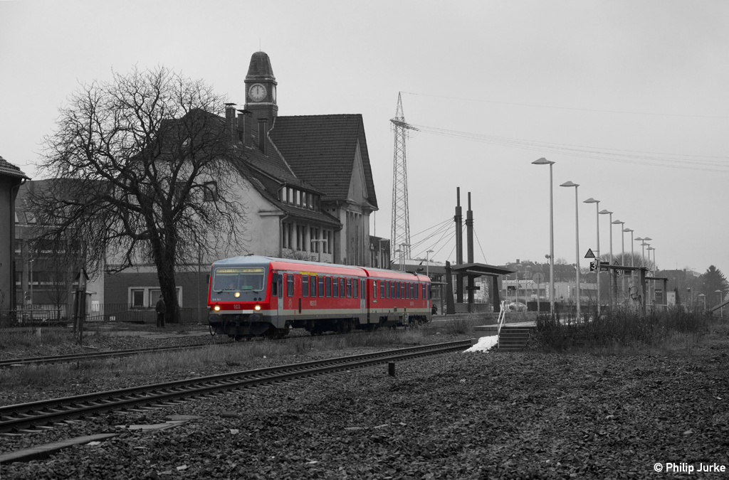 928 503-1 als RB 30776 von Remscheid nach Wuppertal am 08.12.2013 in Remscheid-Lennep.
