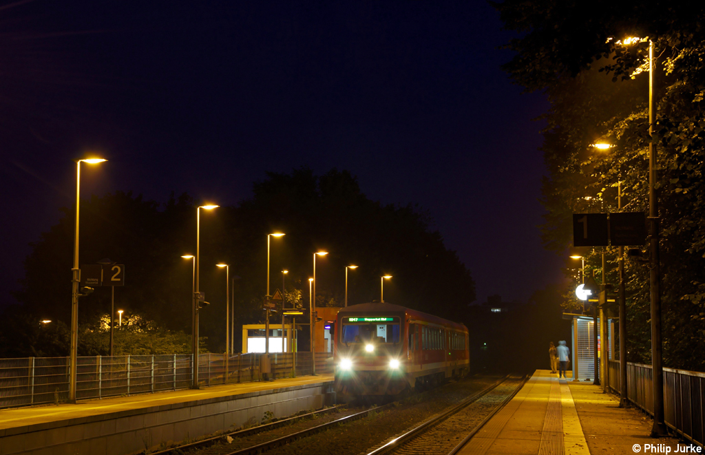 928 509-8 als RB 31732 von Remscheid nach Wuppertal am 25.09.2013 beim Halt in Remscheid-L�ttringhausen.
