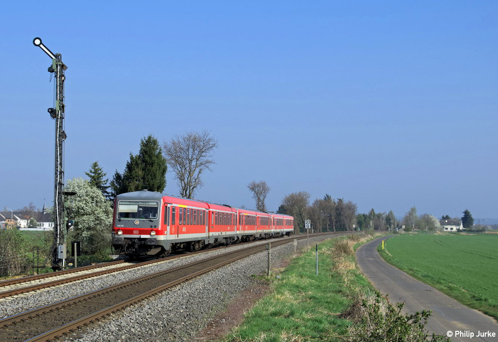 928 526-2, 928 511-4 und 628 460-7 als RE 11411 (Köln Hbf - Trier Hbf) am 29.03.2014 bei Derkum.
