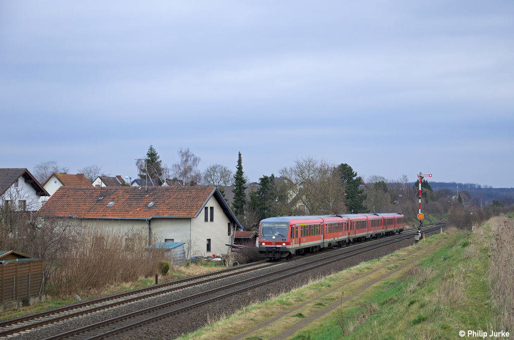 928 675-6 + 628 674-3 + 628 535-6 als RE 11411 (Köln Messe/Deutz - Trier Hbf) am 03.03.2014 bei Weilerswist.
