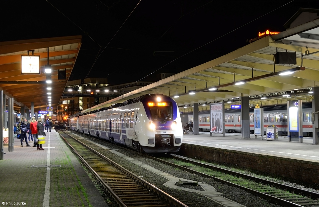 9442 151-8  ET 151  und 9442 355-5  ET 355  als RB 11496 (Bonn-Mehlem - Wuppertal Hbf) am 02.12.2015 in Wuppertal Hbf.
