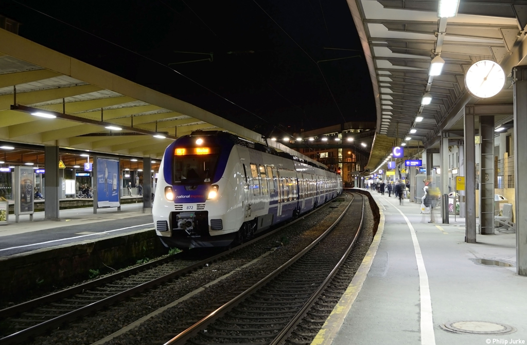 9442 372-0  ET 372  und ein weiterer, unbekannt gebliebener ET als RE 11844 (Krefeld Hbf - Rheine)  am 02.12.2015 in Wuppertal Hbf.
