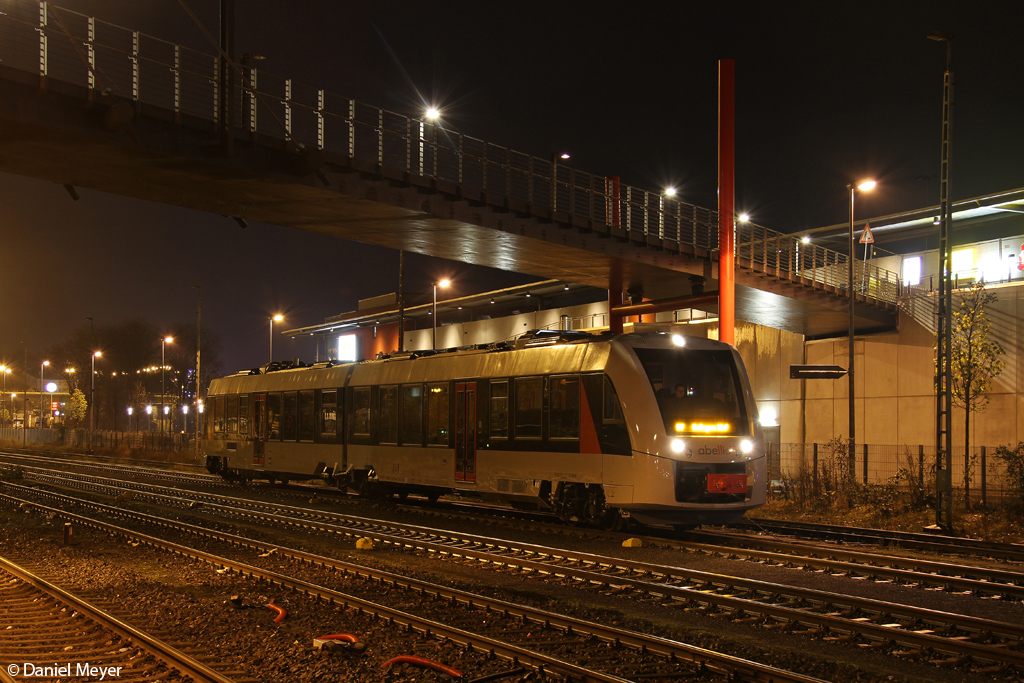 Der 1 648 001-3 (VT 12001) der abellio in Remscheid Hbf am 14.12.2013
