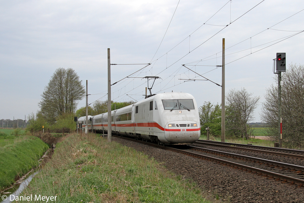 Der ICE 1 401 574-9  Z�rich  bei Quarnstedt am 07,05,13  